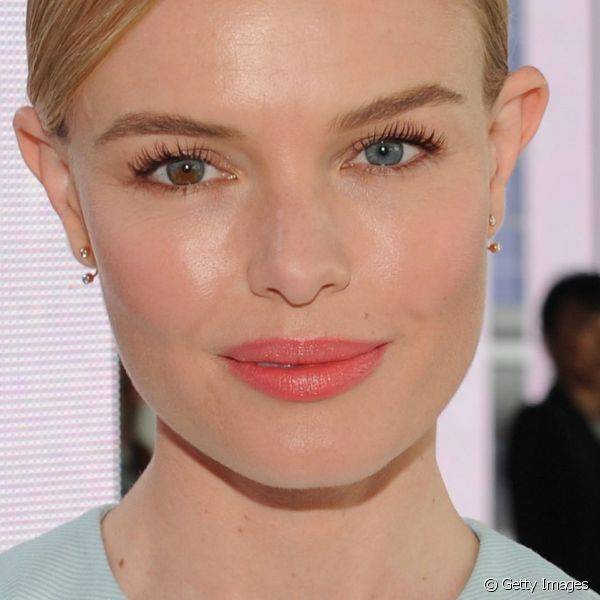 Para prestigiar os desfiles da temporada verão 2015 da semana de moda de Nova York, a atriz Kate Bosworth escolheu um batom levemente rosado e sombra cintilante para a produção romântica